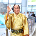 松平健がクルーズ船で登場！「八景島シーパラダイス」のイルカショーにサプライズ出演し大歓声！
