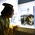 松平健がクルーズ船で登場！「八景島シーパラダイス」のイルカショーにサプライズ出演し大歓声！