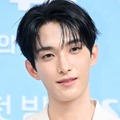 SEVENTEEN・ドギョム、“恋リア番組”の制作発表会に出席！ホワイトコーデで爽やかさ全開