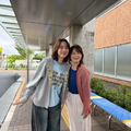 のん、ドラマのオフショット公開　花柄パンツ＆フルーツ柄ワンピの秋先取りコーデに絶賛の声
