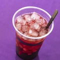 スパークリングカクテル（赤ワイン、アップルティー、ベリー） ⒸDisney