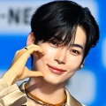 「たまんない」ZB1ソン・ハンビン、メガネ姿で放つイケメンオーラ…夜の散歩ショットに反響続々