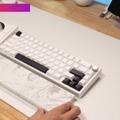 人工大理石製のリストレスト。重量感と頑丈さが魅力（C）のぶちゅーぶ