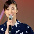 「普段浴衣を着ることはありますか」という質問に上戸さんは「毎年花火大会に呼んでもらう時に来ます。3年前にベッキーとうちで着替えて行きました」」