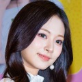 後ろ姿まで完璧…TWICE・ツウィ、ぴちぴちレギンスの“上向き美尻”に視線釘付け「レベチ」