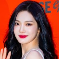 ベッドに寝そべり誘惑ポーズ…aespa・ニンニン、濡れ髪で漂う妖艶ムードに「狂わせにきてる」