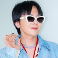 G-DRAGON、NYで見せた“日本語ファッション”に注目！金髪に映える唯一無二のセンスを披露