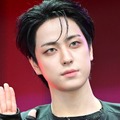 そこ開いてていいの!? &TEAM・タキ、大胆トップス姿に反響「衣装が際どい」「絶叫」