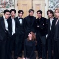 「女性蔑視では？」BTSの集合写真に批判…削除されるもVが再投稿　実は女性監督の“定番ポーズ”だった