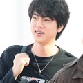 BTS・JIN、“JUNG KOOKを身にまとって”空港に登場　5人が南米ツアーに向けて出国