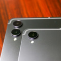 背面はGalaxy Tab S12 Ultra（左）が2眼、Galaxy Tab S12+（右）が1眼構成【撮影／平木昌宏】