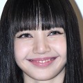 「下履いてる？」大胆すぎる肌見せ！BLACKPINK・リサ、圧巻スタイル際立つ刺激的な衣装で魅了