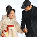 「国民の母」と呼ばれる韓国女優（85）、レッドカーペットで何度も咳…支えられながら歩く姿に心配の声