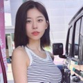 限界ギリギリのミニ丈で視線強奪…10代で妊娠させられた韓国巫女、見えちゃいそうな“しゃがみ”ポーズ