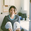 室内で笑顔を見せる南琴奈　©KADOKAWA/撮影:野口花梨