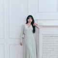 白を基調とした冬のコーディネートを披露する川﨑桜