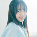 乃木坂46・海邉朱莉、微笑みショットでファン魅了　6期生グラビア企画「Nogizaka Colors」