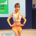 　コンパニオン写真集の第3弾は、東芝ブースからだ。メインステージでは、へそ出しルックのユニホームでショーを披露していた。