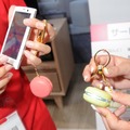 フランス伝統的なお菓子「マカロン」を模したデバイスを通じ、電話の着信相手をLEDの発光色で知らせるデモ