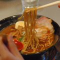 　ラーメンといっても、さっぱり醤油味や、九州のこってり豚骨まで実に、さまざまだ。日本人が好む“定番”の味はどんなものだろうか。それを明らかにすべく、アンケートを実施。定番ラーメンを作ろうというのがYahoo! JAPANの「ラーメン特集2005」だ。