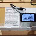 スマートフォンは説明ボードと共に展示