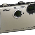 「COOLPIX S1100pj」のシルバー