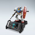 「945SH G Ver.GP30th」と充電台にセットされたガンプラ