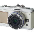 「OLYMPUS PEN E-P2」の限定ホワイトモデル（レンズキット）