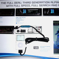 　アルパインは2006CESにおいて、『iPod』コントロール用インターフェイスを内蔵したカーオーディオの新ラインナップを発表した。対応したのはDVDレシーバー『DVA-9861』をはじめ、CDレシーバー『CDA-9857』、『CDA-9856』、『CDE-9852』の4モデル。