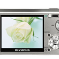 　オリンパスは、世界で初めて手ブレした写真を撮影後に補正できる「電子手ブレ補正機能」を搭載した800万画素デジタルカメラ「μ 810」を3月中旬に発売する。実売予想価格は5万円前後。