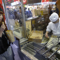 【浅草】浅草寺に続く仲見世通りに、人形焼きのお店を発見。焼きたてを販売しています。