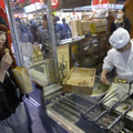 【浅草】浅草寺に続く仲見世通りに、人形焼きのお店を発見。焼きたてを販売しています。