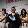 NTTドコモ 代表取締役社長 山田隆持氏と、スペシャルゲストの朝倉あきさん（左）と、石野真子さん（右）