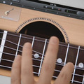 iPad用の「GarageBand」。画面にタッチしてバーチャルなチョーキングも！