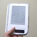 こうして片手で持って読むスタイルも苦にならない。電車の中で吊革につかまって読むのにも向いていると感じた