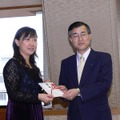 京都府庁副知事執務室にてファーウェイ・ジャパンの郭氏（左）から太田副知事（右）に寄付金が手渡された