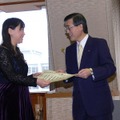 太田副知事から感謝状を受け取る郭氏