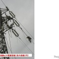 地面に落ちていた電線を張り直す 提供＝東京電力
