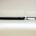 「Optimus Pad L-06C」（左）とスマートフォン「Lynx 3D SH-03D」（右）を比較。厚さはほとんど変わりない