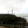 福島第一原発 しぶきを上げる津波（動画キャプチャ　動画提供＝東京電力）