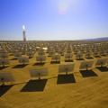 カリフォルニア州のモハーヴェ砂漠にて建設中の太陽熱発電所