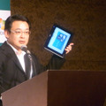 「ICONIA TAB W500」を掲げる日本エイサー代表取締役社長のボブ・セン氏
