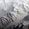 中央アジアを2,500kmにわたってまたがる天山山脈（c）NASA
