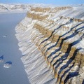 グリーンランド北西に位置する渓谷（c）NASA
