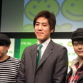 記者説明会で登壇したビルコムの太田滋代表取締役兼CEO（中央）と、マルチアーティストの藤原ヒロシ（左）、モデル・女優の土屋アンナ（右）