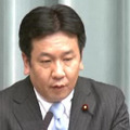 会見で答える枝野長官