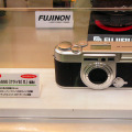 参考出品されていた銀塩カメラ「KLASSE II」。28mmの広角レンズを搭載する