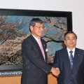 発表会に登場したNHKの永井研二氏（左）とシャープの水嶋繁光氏（右）