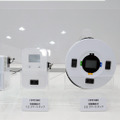 参考出展として紹介されていた制御機能付きのスマートタップ。3口用（右）と1口用（中央）がある。トランスレーター（左）も展示