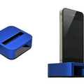 ブルーの本体とiPhone 4の装着イメージ（iPhone 4は別売）